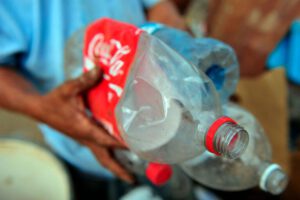 Greenpeace vuelve a apuntar a Coca-Cola como mayor contaminante de plásticos del mundo