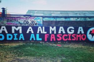 Barra La Guardia Albiceleste de C.D. Magallanes pinta mural antifascista en Maipú