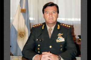Exjefe del Ejército argentino acusa a EEUU y la OTAN de asfixiar a Rusia