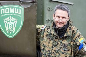 Jefe de unidad médica voluntaria ucraniana, Guennadi Druzenko, declara que dio orden de castrar a prisioneros rusos, «porque son cucarachas y no seres humanos»