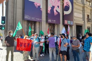 Sindicalistas se manifiestan fuera de la Convención Constitucional por las normas que consagren los derechos de trabajadores y trabajadoras