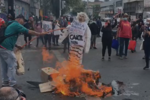 Porteños queman muñeco semejante a Piñera y piden la libertad de los presos políticos en cambio de gobierno