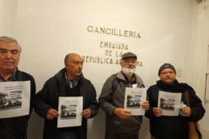 En el frontis de Embajada de Argentina organizaciones chilenas piden la libertad de Facundo Molares y que no sea extraditado a Colombia donde su vida correría peligro