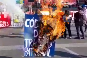 Unión Clasista de Trabajadores (UCT), quema código laboral de Pinochet en la marcha de la Central Clasista.