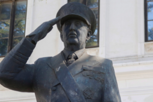 Cinco días de plazo: ordenan retiro de estatua de José Toribio Merino del frontis de Museo Marítimo