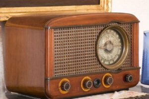 Los 100 años de la radio en Chile y su hermosa forma de acompañar a los auditores