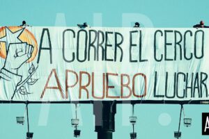Santiago: Militantes de izquierda despliegan lienzo por el APRUEBO LUCHAR en paleta publicitaria