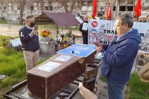 Trabajadores y trabajadoras entierran la constitución del 80 en el Cementerio General