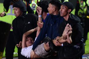 Indonesia: A 125 llega cifra de muertos en batalla campal tras un partido de fútbol