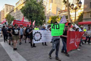 Sindicalistas marchan por el paseo Bulnes por “si a las 40 horas, pero sin trampa”