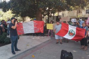 En el Consulado de Perú en Chile se manifiestan contra golpe de estado a Pedro Castillo y en el Perú siguen las acciones de protesta popular