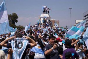 Argentinos en Chile celebran su tercer mundial en Plaza Dignidad