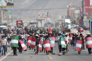 Perú: Carreteras cortadas en paro nacional contra el gobierno y el parlamento.
