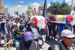 Perú. 17 ataúdes recorren Juliaca mientras la lucha popular no da un paso atrás