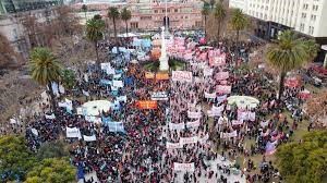 En nuevo aniversario del golpe los argentinos marchan y repudian la deuda