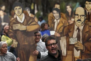 Cientos marchan en memoria de detenidos desaparecidos durante dictadura en Chile