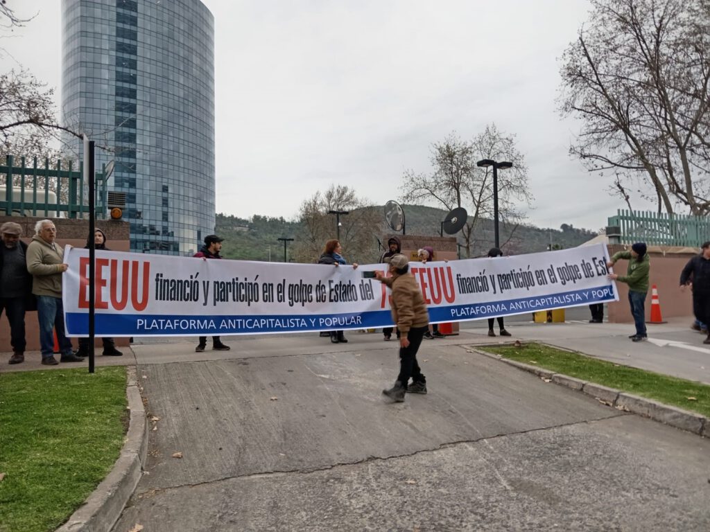 Chile/Santiago. Organizaciones sociales protestan en embajada de Estados Unidos por su financiamiento y participación en golpe de Estado de 1973