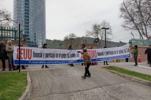 Chile/Santiago. Organizaciones sociales protestan en embajada de Estados Unidos por su financiamiento y participación en golpe de Estado de 1973