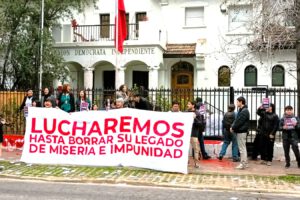 Chile. Estudiantes son duramente reprimidos por protestar en sede pinochetista: «Lucharemos hasta borrar su legado de miseria e impunidad»