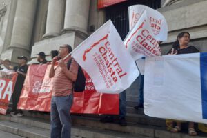 Plebiscito: Central Clasista y organizaciones sociales se manifiestan por el voto ENCONTRA en la Biblioteca Nacional