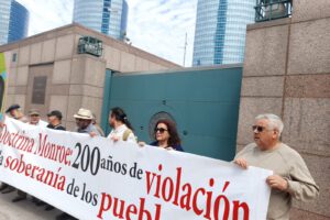 A 200 años de la Doctrina Monroe, anticapitalistas chilenos se manifiestan en frontis de embajada de EE.UU  en Santiago