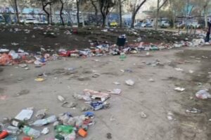 Santiaguinos se quejan por la basura dejada por venezolanos en Parque Almagro luego de concentración