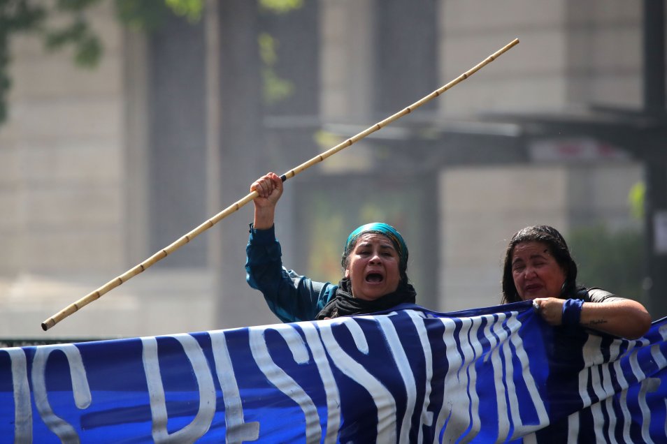 Marcha de pueblos indígenas fue duramente reprimida por Carabineros en centro de Santiago