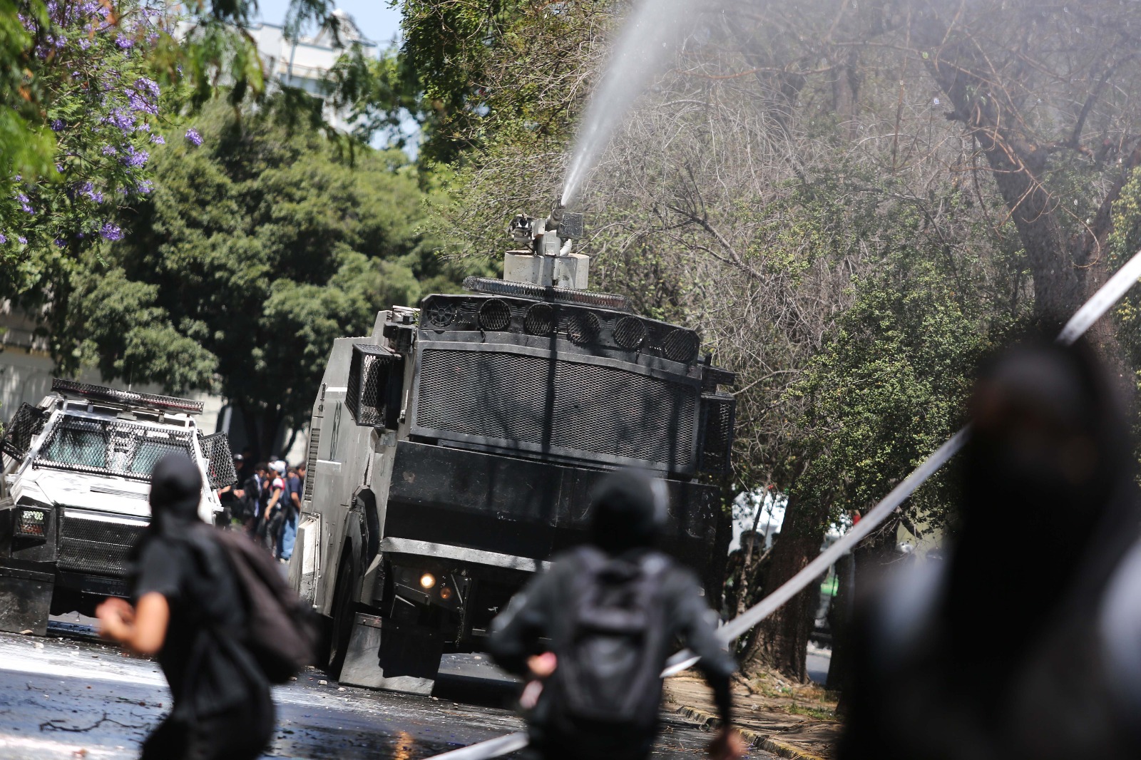 Estudiantes anarquistas marchan en centro de Santiago